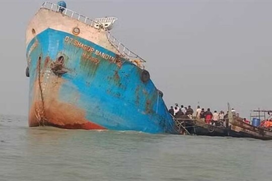 মেঘনায়  ডুবে যাওয়া তেলবাহী জাহাজ উদ্ধারে নেই কোনো উদ্যোগ