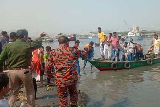 কার্গোর ধাক্কায়  শতাধিক যাত্রী নিয়ে লঞ্চডুবি