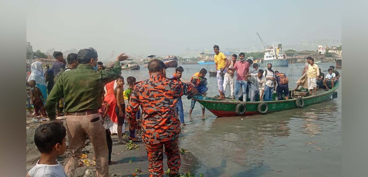 কার্গোর ধাক্কায়  শতাধিক যাত্রী নিয়ে লঞ্চডুবি