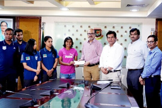 কথা রাখলো বিসিবি; সাফজয়ী মেয়েরা বুঝে পেলেন পুরস্কারের অর্থ