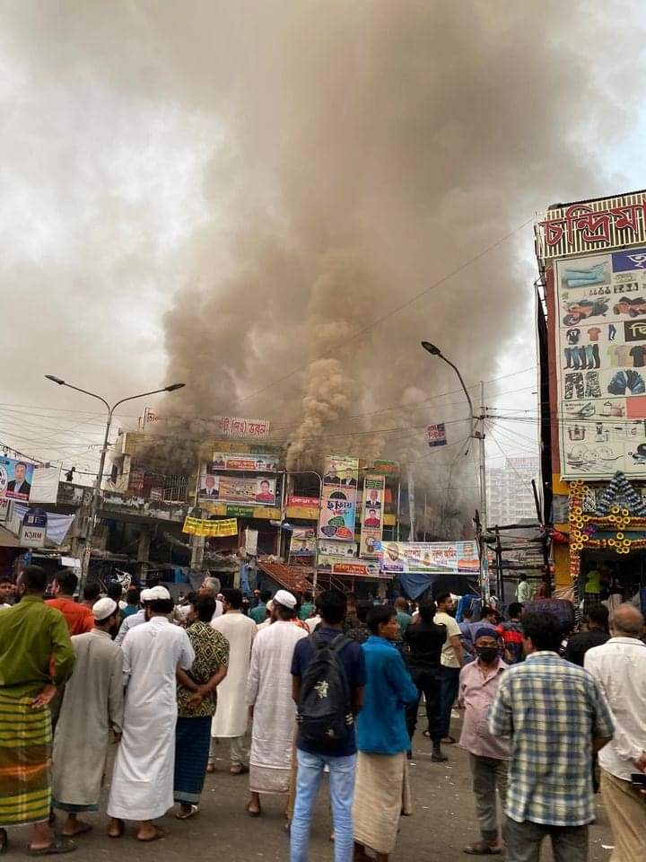 নিউমার্কেটে আগুন: নিয়ন্ত্রণে ফায়ার সার্ভিসের ৩০ ইউনিটসহ সেনা, নৌ ও বিমান বাহিনী