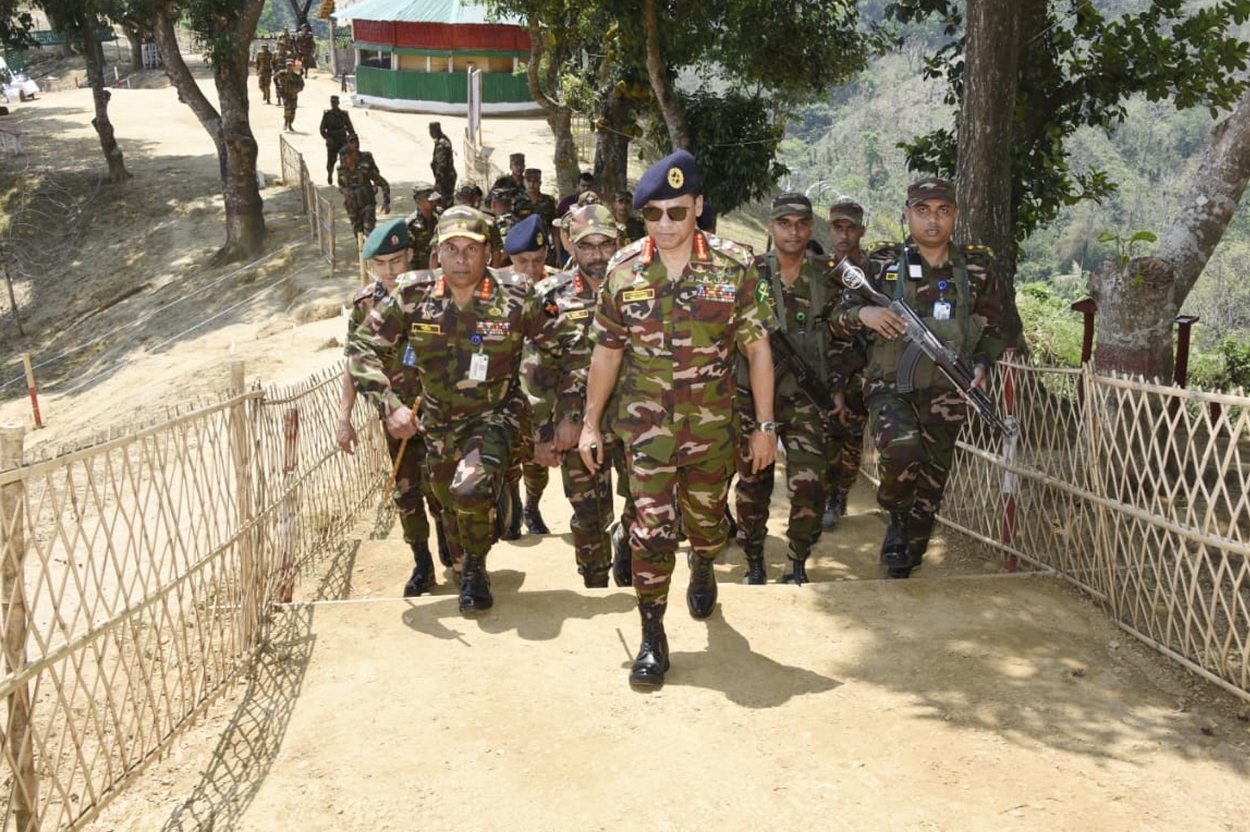 ঈদের দিন পার্বত্য চট্টগ্রামের দুর্গম আর্মি ক্যাম্প পরিদর্শন করলেন সেনাবাহিনী প্রধান