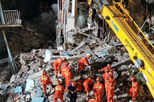 চীনে হোটেলের ভবনধসের ধংসস্তূপ ১৭ মরদেহ উদ্ধার