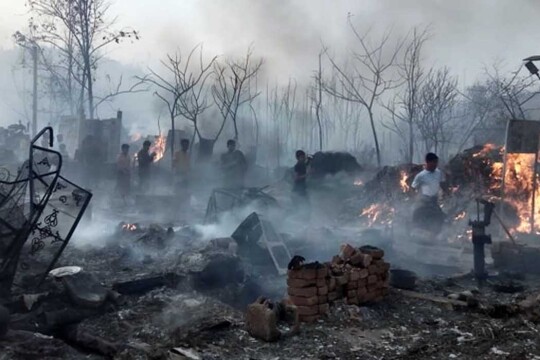 দুই হাজারের বেশি ঘর পুড়ে ছাই, খোলা আকাশের নীচে হাজারো রোহিঙ্গা