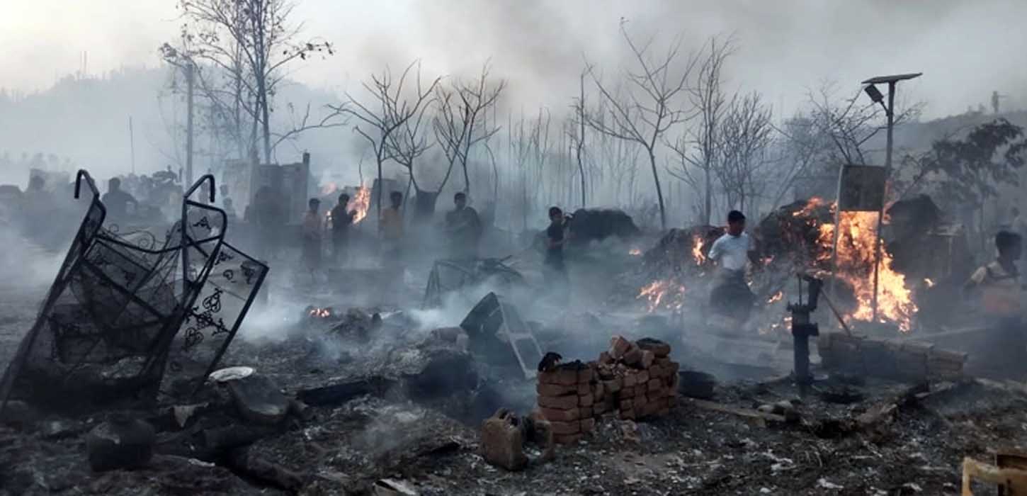 দুই হাজারের বেশি ঘর পুড়ে ছাই, খোলা আকাশের নীচে হাজারো রোহিঙ্গা