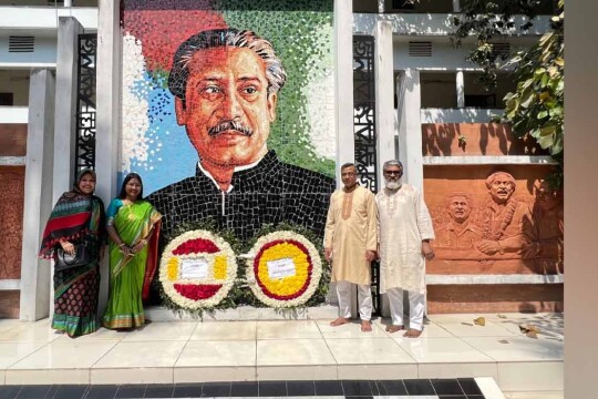 ঐতিহাসিক ৭ মার্চ: বঙ্গবন্ধুর প্রতিকৃতিতে ভিকারুননিসা নূন স্কুল এন্ড কলেজের গভর্নিং বডির শ্রদ্ধা নিবেদন