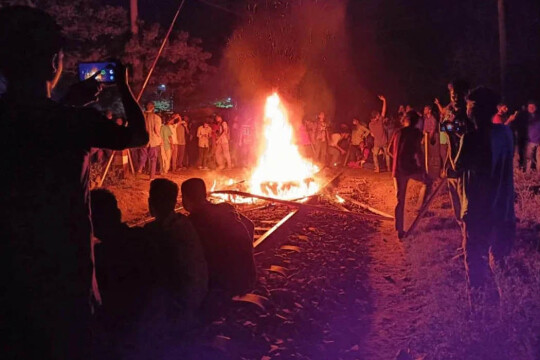 রেললাইনে আগুন, ঢাকার সাথে রাজশাহীর রেল যোগাযোগ বন্ধ