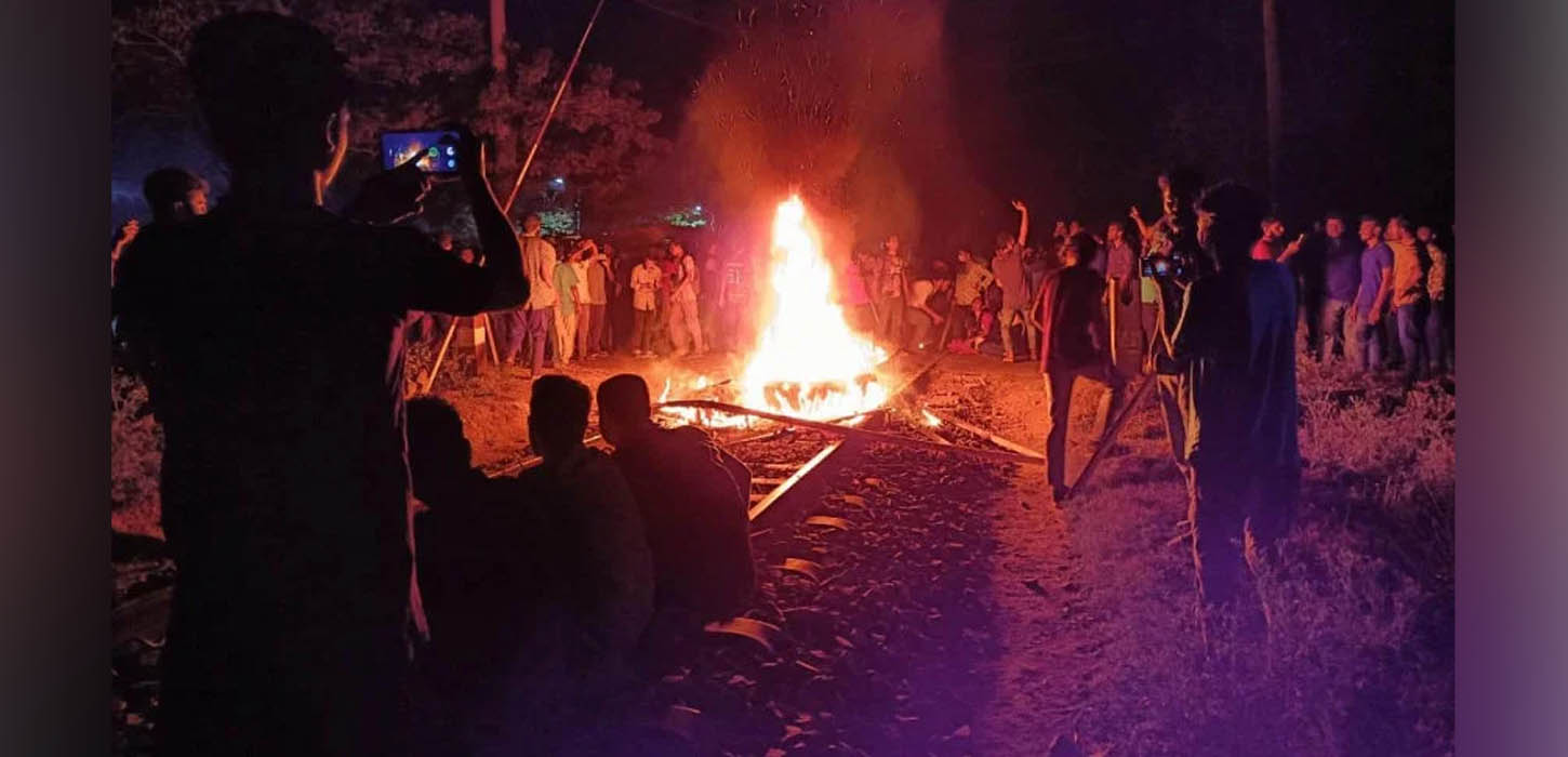 রেললাইনে আগুন, ঢাকার সাথে রাজশাহীর রেল যোগাযোগ বন্ধ