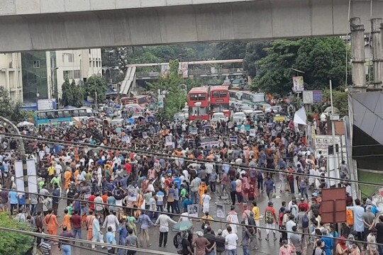 দেশে সাম্প্রদায়িক হামলা: শাহবাগে সড়ক অবরোধ