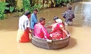 নবদম্পতি বিয়ে করতে গেলেন পাতিলে চড়ে