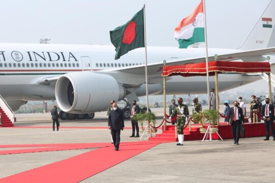 বঙ্গবন্ধুর প্রতিকৃতিতে শ্রদ্ধা জানালেন ভারতের রাষ্ট্রপতি