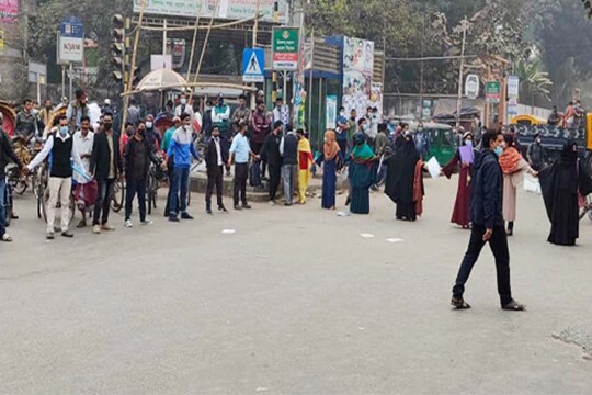 শিক্ষকদের আশ্বাসে শিক্ষার্থীদের সড়ক অবরোধ প্রত্যাহার