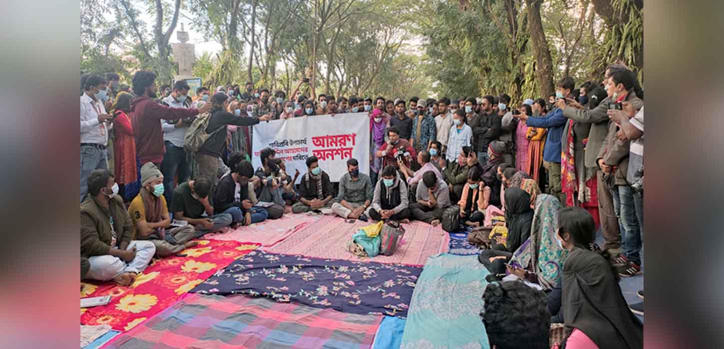 স্বাস্থ্যের অবনতিতে হাসপাতালে ১৬ শিক্ষার্থী