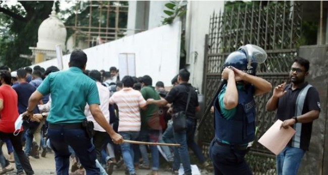 ই-অরেঞ্জ গ্রাহকদের মিছিলে পুলিশের লাঠিচার্জ