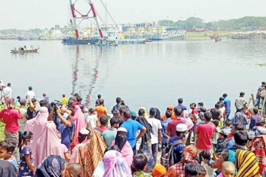 শীতলক্ষ্যা নদীতে যাত্রীসহ লঞ্চডুবি, নিখোঁজ অনেকে