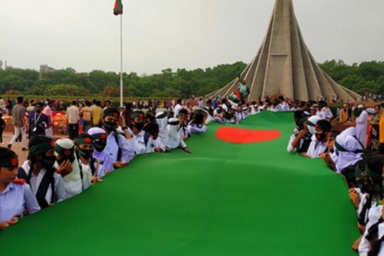 ৬০ ফিট লম্বা পতাকা নিয়ে শিক্ষার্থীদের শ্রদ্ধা