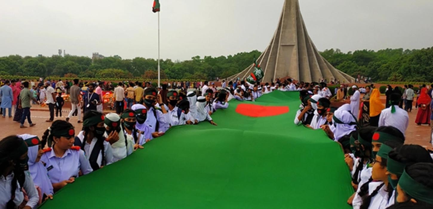 ৬০ ফিট লম্বা পতাকা নিয়ে শিক্ষার্থীদের শ্রদ্ধা