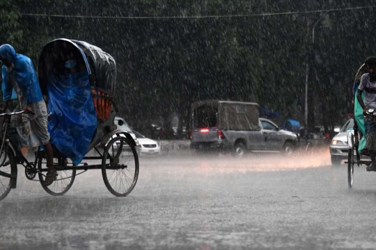 সিত্রাংয়ের প্রভাবে রাতভর বর্ষণ: জলাবদ্ধতায় বেহাল রাজধানী