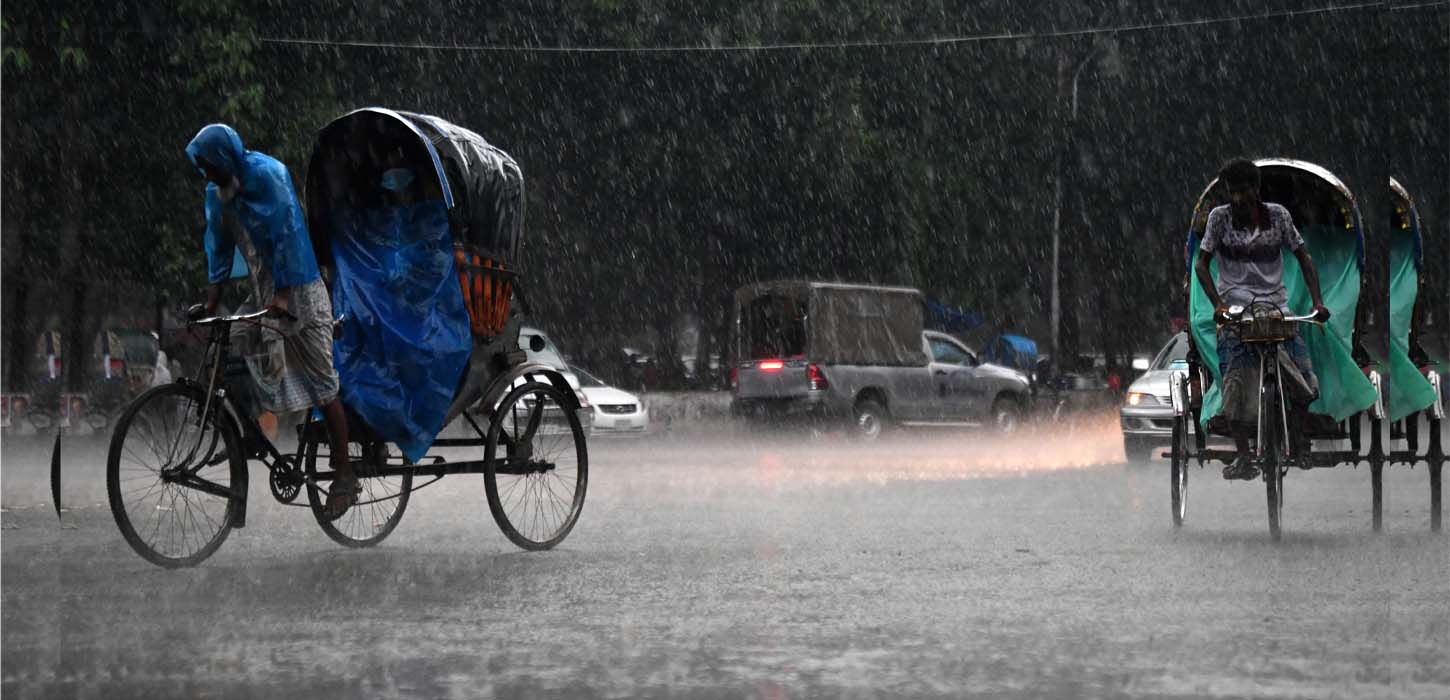 সিত্রাংয়ের প্রভাবে রাতভর বর্ষণ: জলাবদ্ধতায় বেহাল রাজধানী