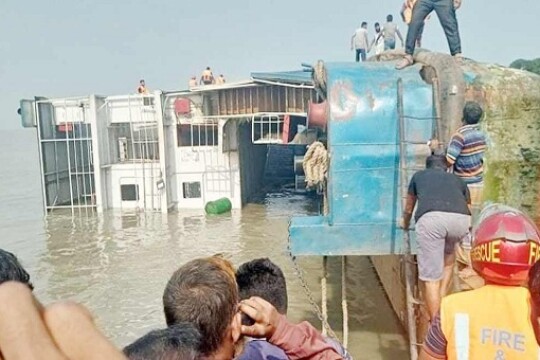 পাটুরিয়ায় যানবাহন নিয়ে ফেরি ডুবি (ভিডিও)