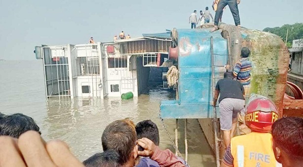 পাটুরিয়ায় যানবাহন নিয়ে ফেরি ডুবি (ভিডিও)