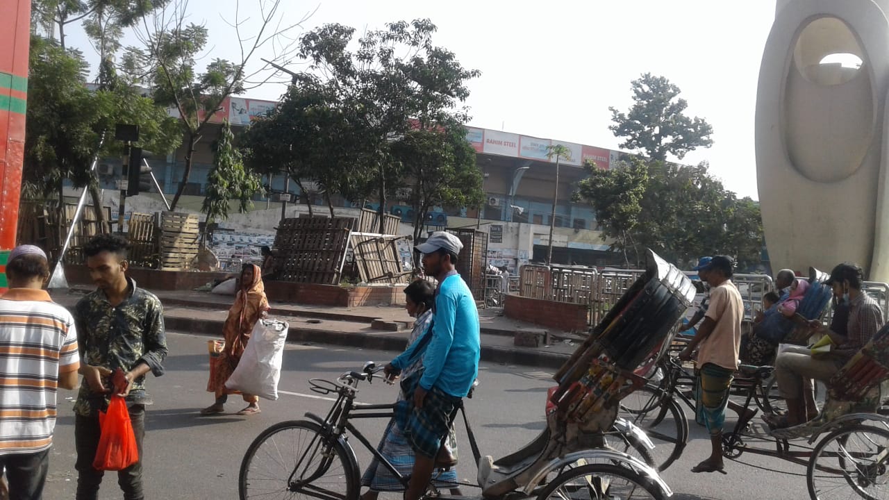 ‘অফিসে না গেলে বেতন কাইটা রাখবো’