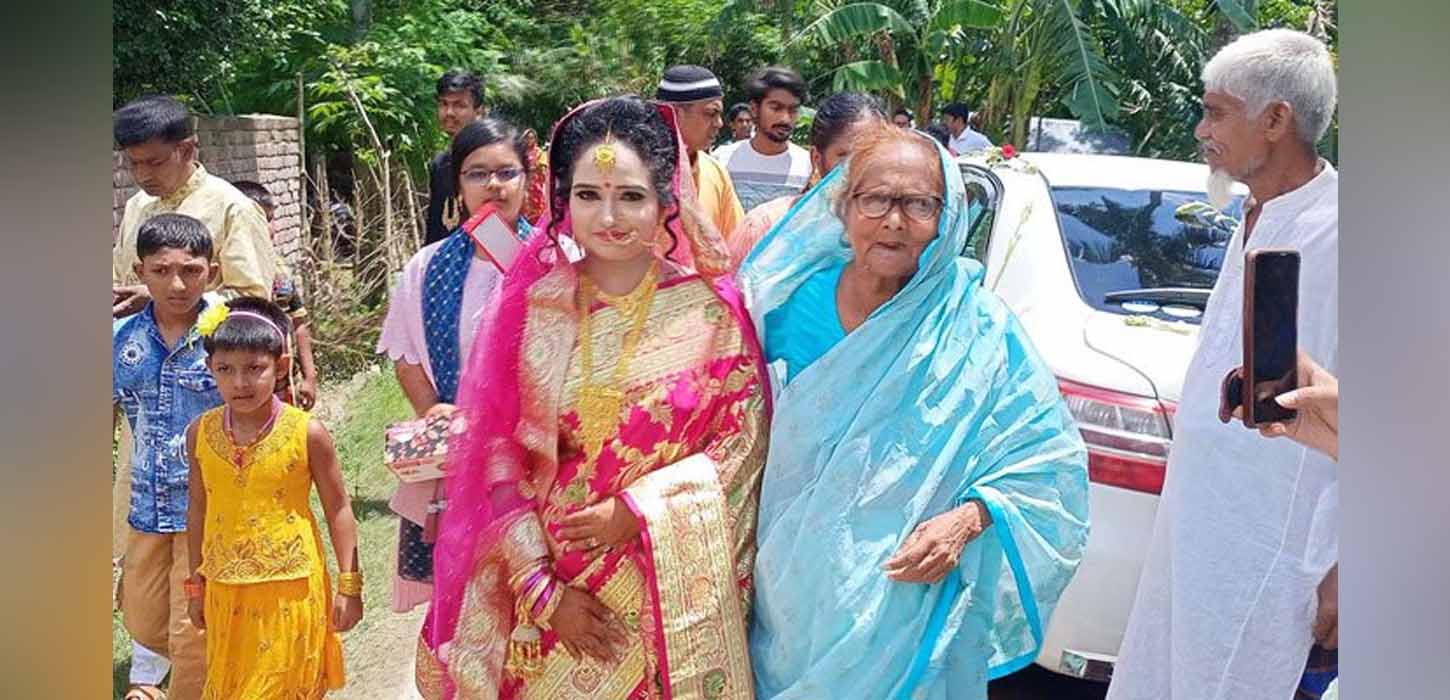 প্রচলিত নিয়ম ভেঙ্গে বরের বাড়িতে যেয়ে বিয়ে সারলেন কনে