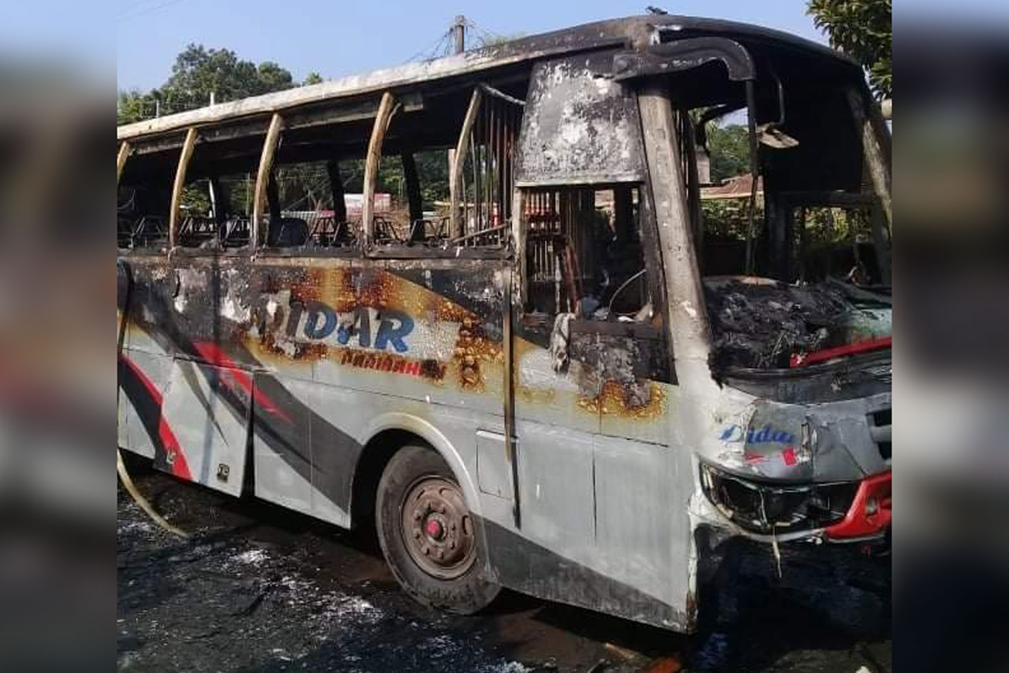 বাসের ধাক্কায় ইজিবাইকের যাত্রী নিহত, বাসে আগুন