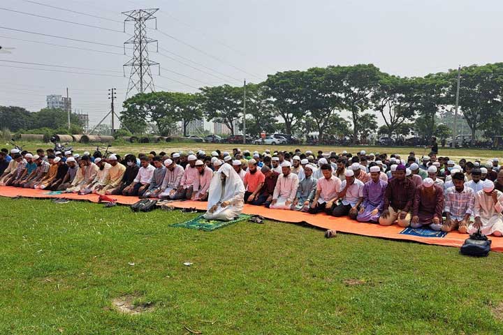 তীব্র গরমে অনাবৃষ্টি থেকে মুক্তি চেয়ে রাজধানীতে বিশেষ নামাজ আদায়