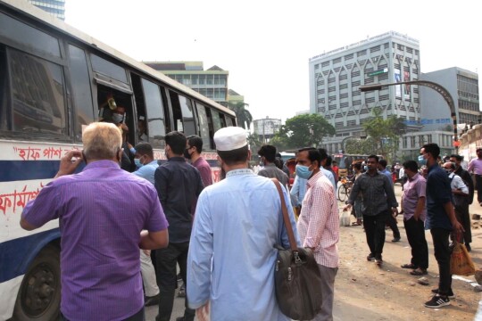 বাড়তি বাস ভাড়া তুলতেই বেশি মনযোগী চালকরা, অন্য বিধি মানার খবর নেই