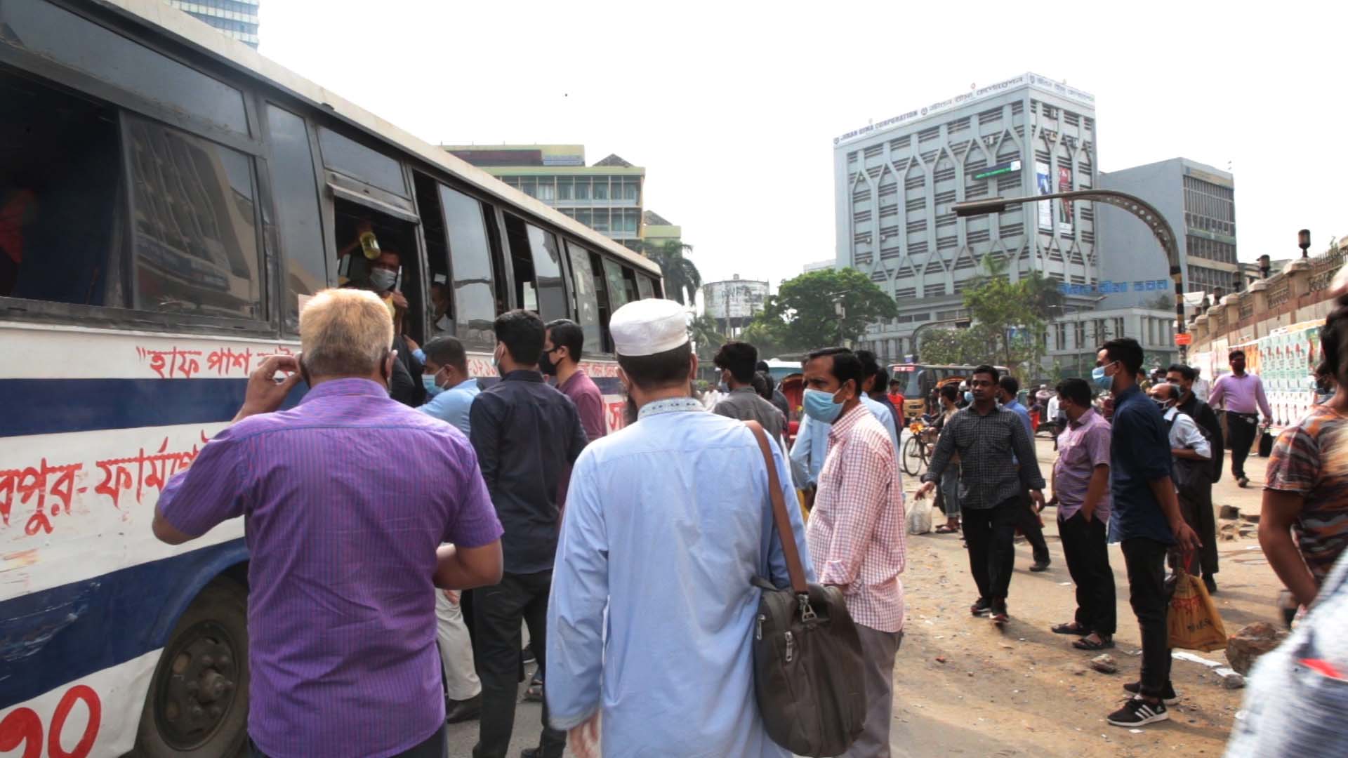 বাড়তি বাস ভাড়া তুলতেই বেশি মনযোগী চালকরা, অন্য বিধি মানার খবর নেই