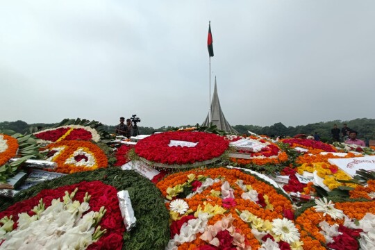 মুক্তিযুদ্ধের শহীদদের প্রতি শ্রদ্ধা জানাতে জাতীয় স্মৃতিসৌধে মানুষের ঢল