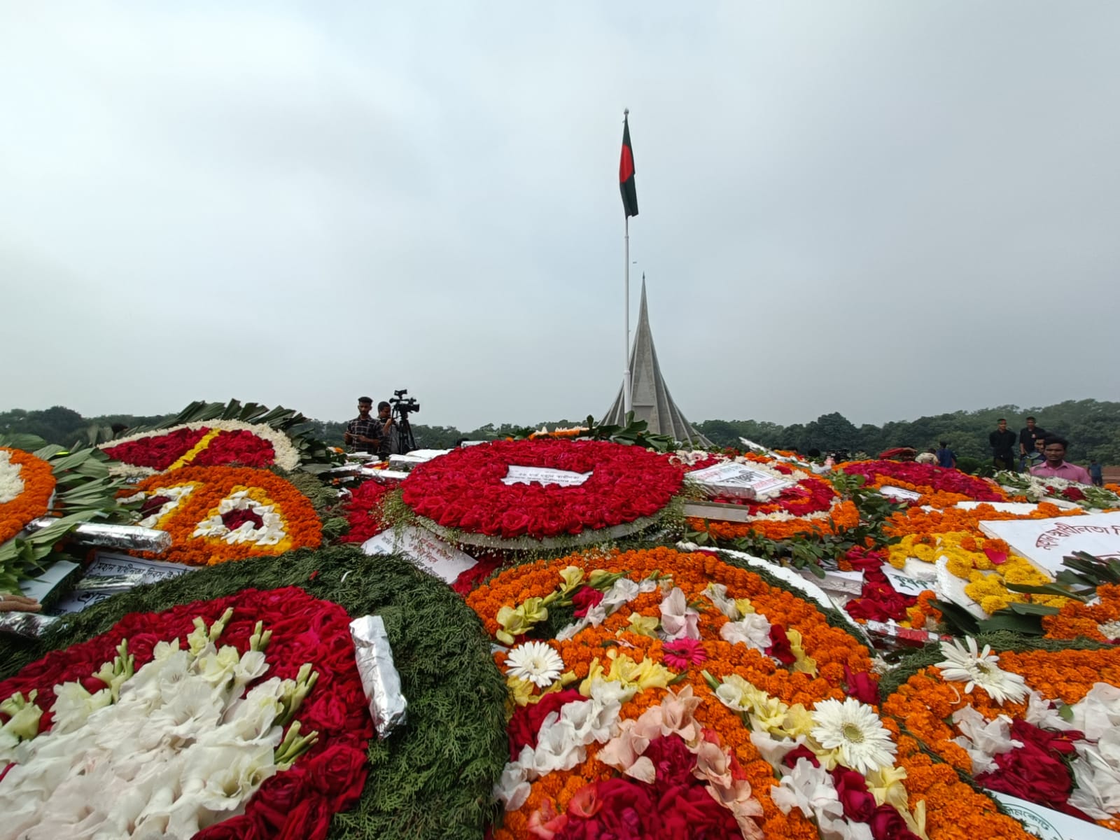 মুক্তিযুদ্ধের শহীদদের প্রতি শ্রদ্ধা জানাতে জাতীয় স্মৃতিসৌধে মানুষের ঢল