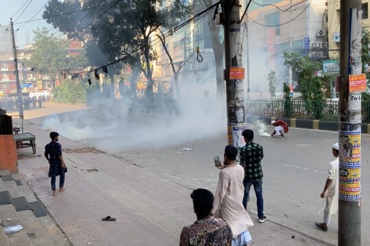 কাকরাইলে পুলিশের সাথে সংঘর্ষে জড়িয়েছে জনতা