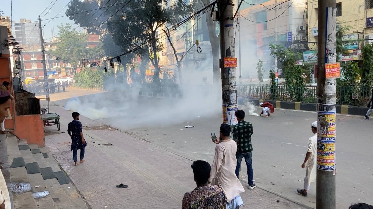 কাকরাইলে পুলিশের সাথে সংঘর্ষে জড়িয়েছে জনতা