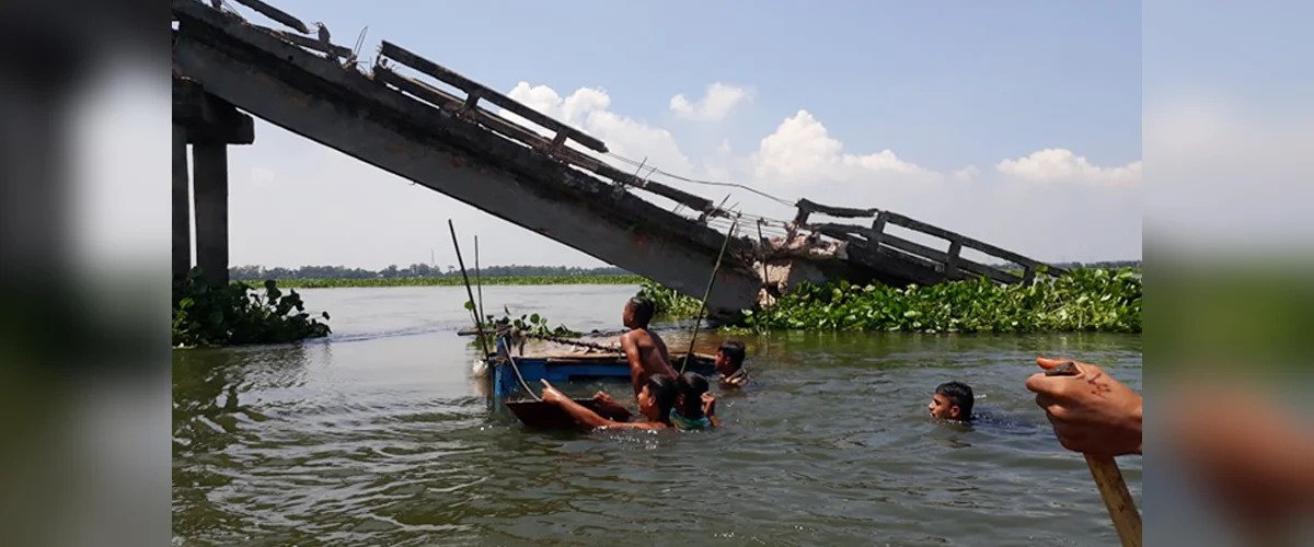 নৌকার ধাক্কায় ভেঙে পড়েছে সেতু!