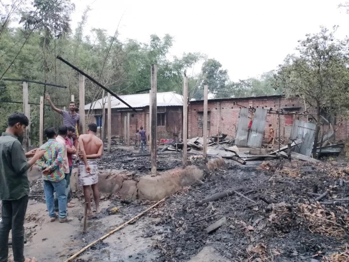 চুলায় রান্না বসিয়ে হেলিকপ্টার দেখতে বাইরে মা; পুড়ে মরলো ঘুমন্ত ছেলে