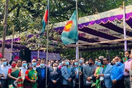 ঢাবিতে উদযাপিত হলো জাতীয় পতাকা উত্তোলন দিবস