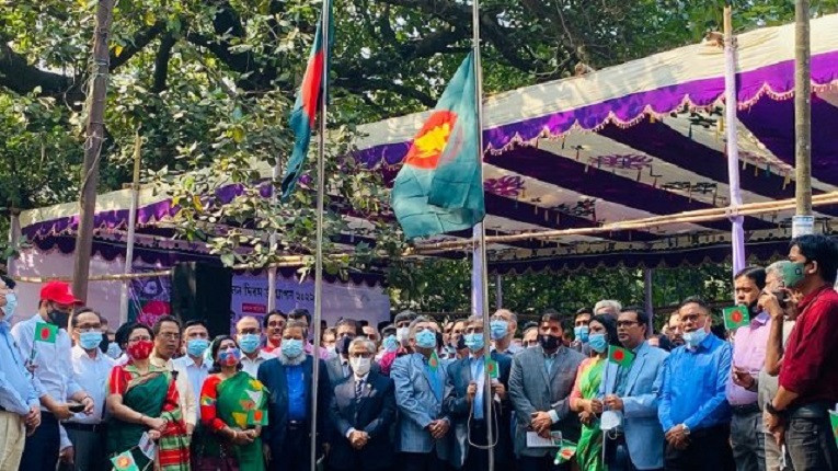 ঢাবিতে উদযাপিত হলো জাতীয় পতাকা উত্তোলন দিবস