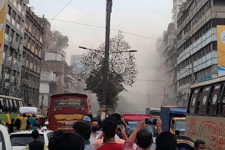 গুলিস্তানে বাস স্ট্যান্ডের পাশের ভবনে বিস্ফোরণ, নিহত ২