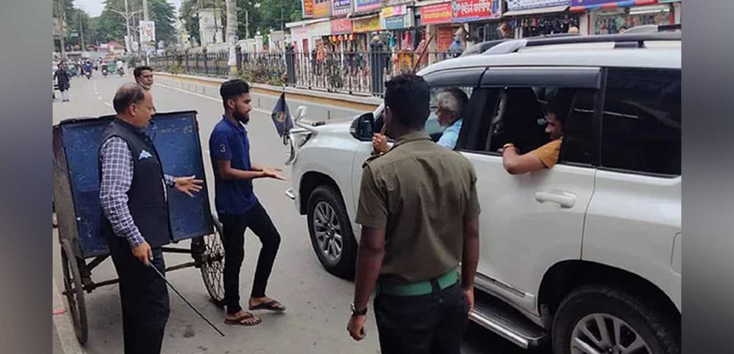 প্রকাশ্যে ভ্যানচালককে বেতের বাড়ি মেয়রের, তোলপাড়