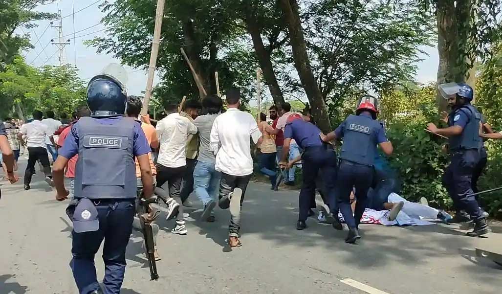 মুন্সিগঞ্জ: বিএনপির মিছিলে ছাত্রলীগ ও আওয়ামী লীগের হামলা, আহত ৫০