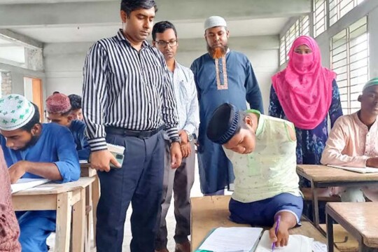 ডান পা ও দুই হাত নেই, পরীক্ষা দিচ্ছেন বাঁ পা দিয়ে