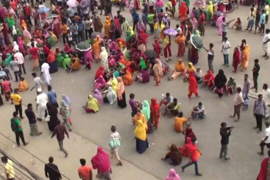 ঢাকা-ময়মনসিংহ মহাসড়ক অবরোধ করেছেন পোশাক শ্রমিকরা