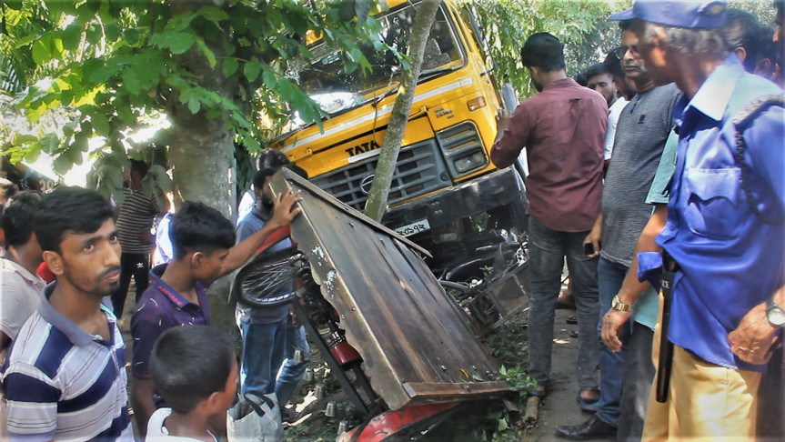 মোটরসাইকেল ও ভ্যানের সঙ্গে ট্রাকের সংঘর্ষে নিহত ৩