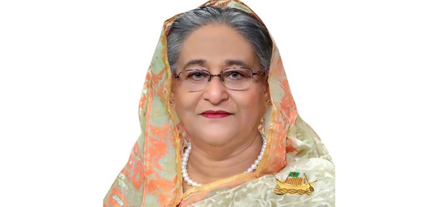 সাফজয়ী নারী খেলোয়াড়দের পুরষ্কার দিচ্ছেন প্রধানমন্ত্রী