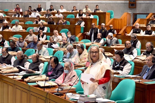 আটলান্টিক পার হলেই কি যুক্তরাষ্ট্রে গণতন্ত্রের সংজ্ঞা পাল্টে যায়?