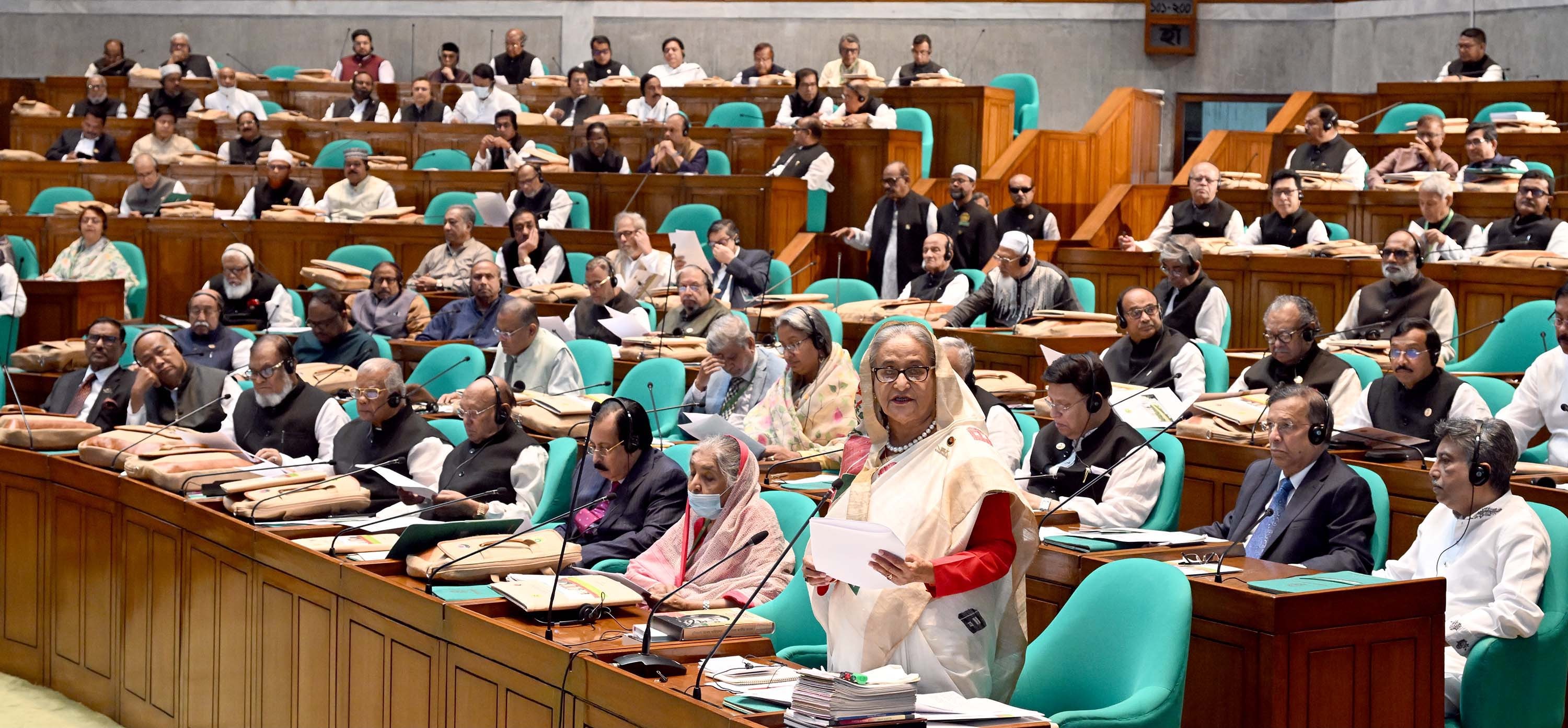 আটলান্টিক পার হলেই কি যুক্তরাষ্ট্রে গণতন্ত্রের সংজ্ঞা পাল্টে যায়?