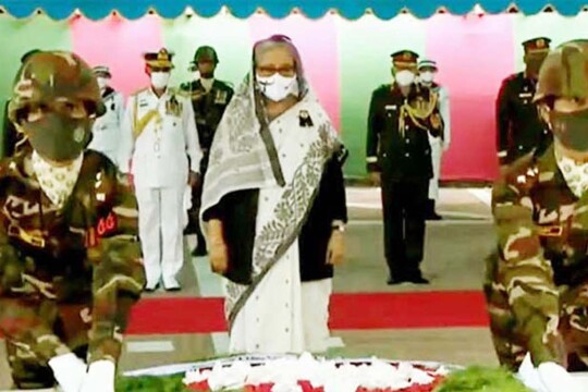 টুঙ্গিপাড়ায় বঙ্গবন্ধুর সমাধিতে প্রধানমন্ত্রীর শ্রদ্ধা