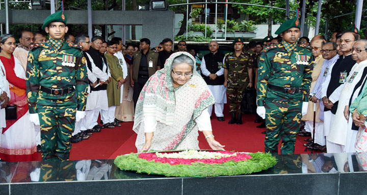 মুজিবনগর দিবসে বঙ্গবন্ধুর প্রতিকৃতিতে শ্রদ্ধা জানালেন প্রধানমন্ত্রী